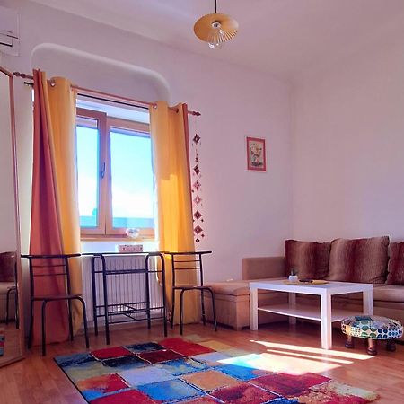 Super Central - Lovely One-Bedroom Apartment On Victoriei Avenue บูคาเรสต์ ภายนอก รูปภาพ