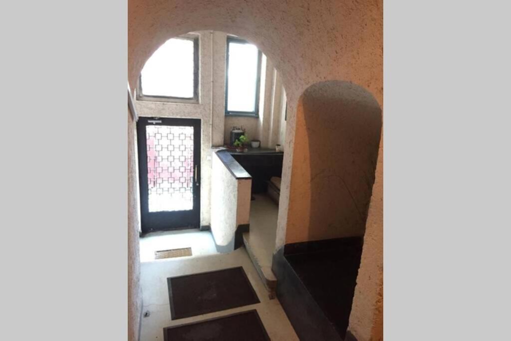 Super Central - Lovely One-Bedroom Apartment On Victoriei Avenue บูคาเรสต์ ภายนอก รูปภาพ