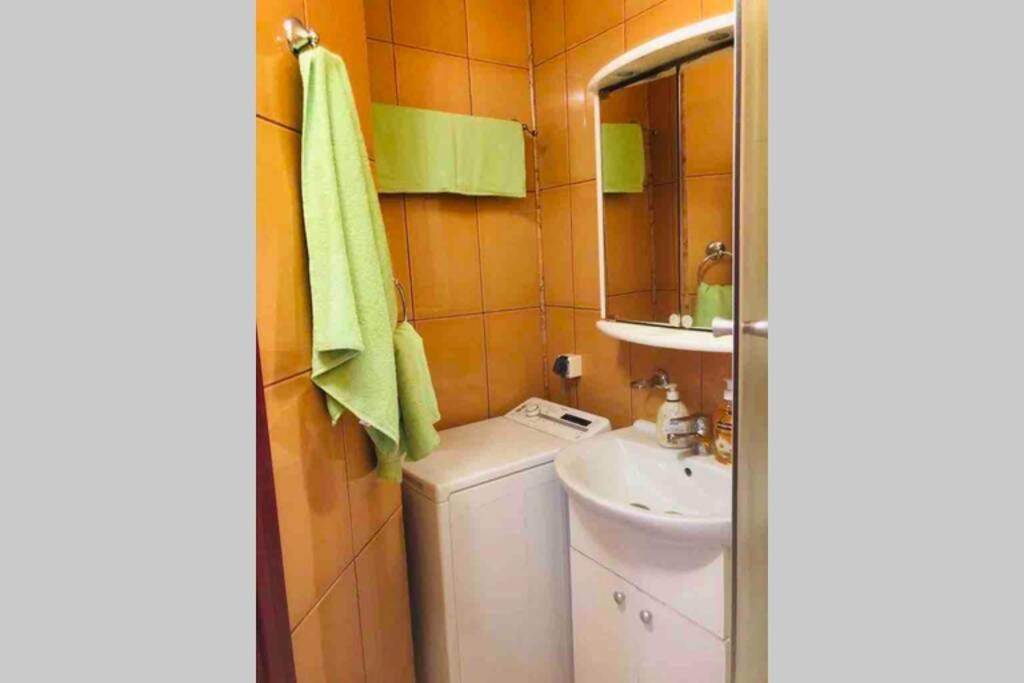 Super Central - Lovely One-Bedroom Apartment On Victoriei Avenue บูคาเรสต์ ภายนอก รูปภาพ